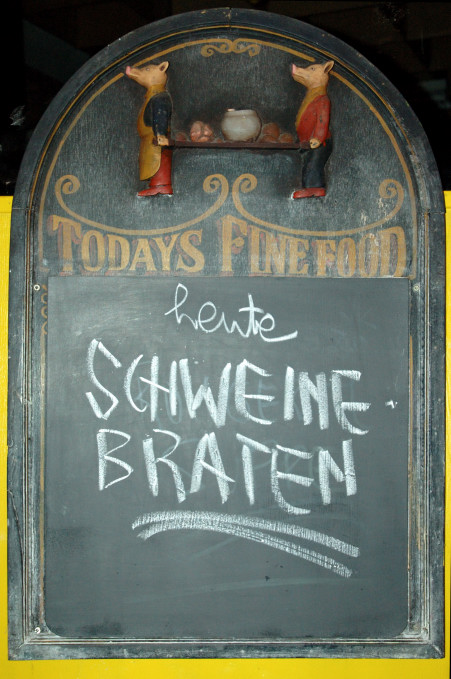 2005-12-22 happy pigs / glueckliche schweine